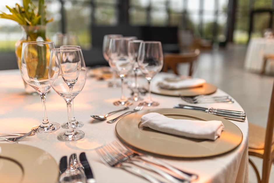 Een stijlvolle witte houten eetkamertafel in een moderne eetkamer met decoratieve elementen.